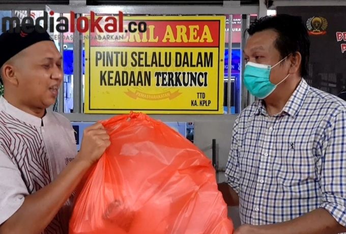 WBI, YBB dan Perwanti Jadi yang Pertama Bagikan Takjil untuk Warga Binaan Lapas Kelas II A Tembilahan