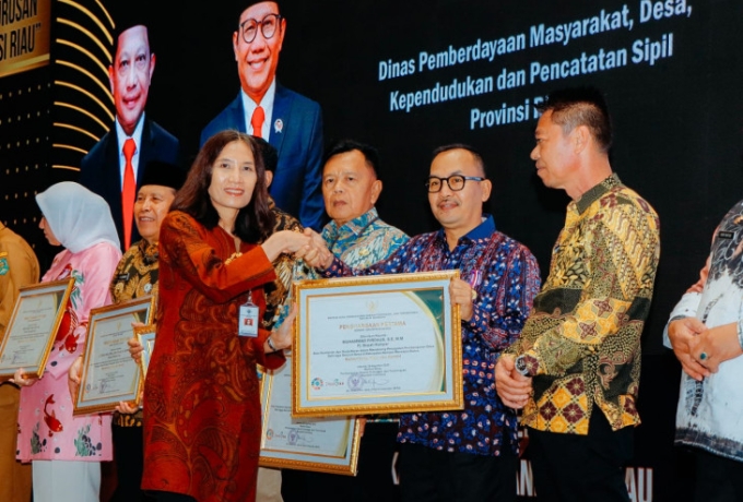 Pj Bupati Kampar Terima Penghargaan Pertama dari Kementerian Desa