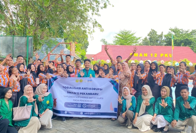 Mahasiswa FH UMRI Sosialisasi Literasi Anti Korupsi di SMAN 12 Pekanbaru
