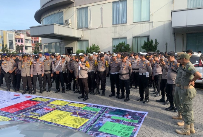 Ratusan Personel Gabungan Amankan Rapat Pleno KPU Riau