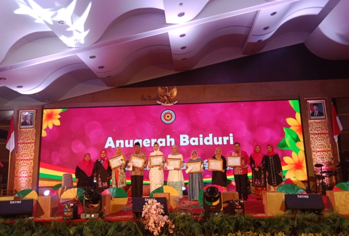 Tujuh Perempuan Hebat Riau Raih Anugerah Baiduri