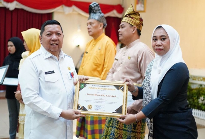 Bidan di Kampar Raih Penghargaan Gender Champion 2024