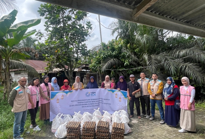 Peduli Korban Banjir Pekanbaru, YBM dan Srikandi PLN Lakukan Aksi Sosial