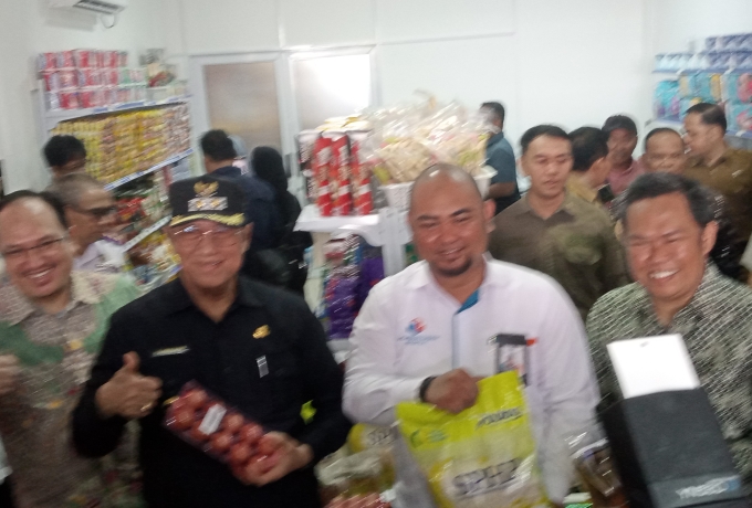 Tekan Inflasi, Kedai Pangan Murah TPID Mak Cik Karimun Buka Cabang di Kolong, Jom Belanja