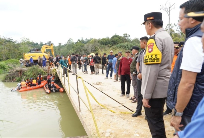 Kapolda Riau Pimpin Evakuasi Truk Terjun ke Sungai, 2 Ditemukan Tewas, 9 Masih Hilang