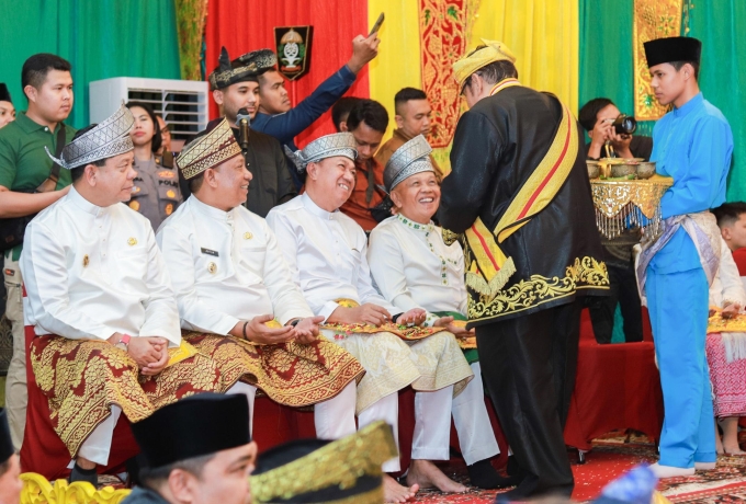 Bupati Asmar dan Wabup Muzamil DiTepuk Tepung Tawari Oleh LAM Riau