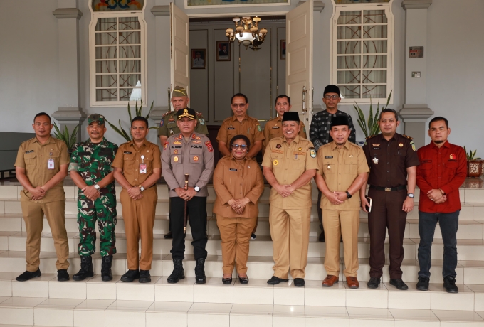 Di Dampingi Plh Sekda Siak, Wamendagri Tinjau Kampung Lokasi PSU di Siak