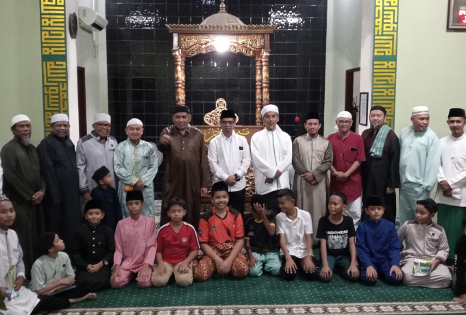 Safari Ramadan di Masjid Lubuk Semut, Bupati Karimun, Ing Iskandarsyah Serahkan Bantuan untuk Pengurus Masjid