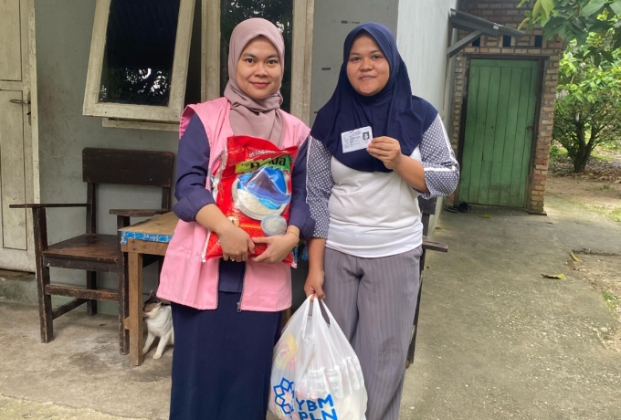 Berkah Ramadhan 1446 H, YBM bersama Srikandi PLN Salurkan Paket Sembako di Pekanbaru