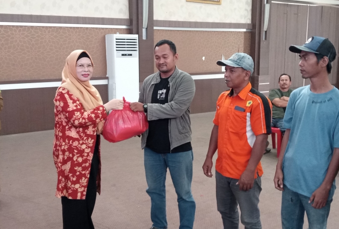 Dharma Wanita Persatuan Kabupaten Karimun Berbagi Sembako Kepada Masyarakat