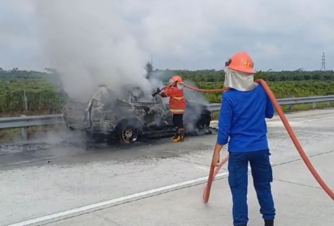 Pajero Sport Terbakar di Tol Pekanbaru - Bangkinang