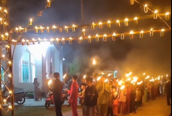 LPTQ bersama Pemdes Batu Gajah Sukses Gelar Pawai Obor Keliling, Peserta Terima Ratusan Bingkisan Minuman Kotak dari Sponsor