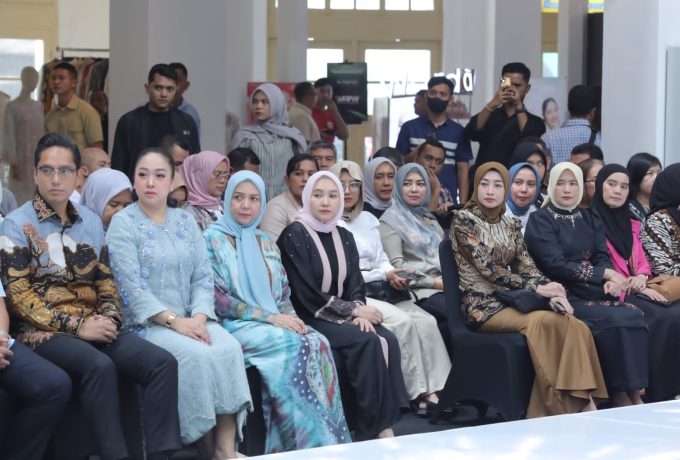 Ketua TP-PKK Kabupaten Asahan Ikuti Penutupan MRFW