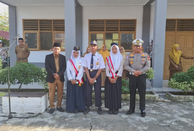 Kasat Lantas Serahkan Bibit Pohon Dalam Upaya Pelestarian Lingkungan Di SMP N I Selatpanjang