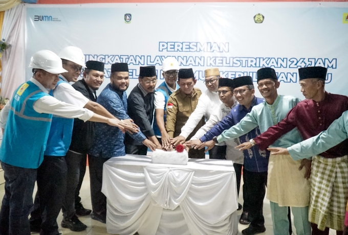 Bupati Karimun Iskandarsyah Bersama  Gubernur  Ansar Ahmad Resmikan  Listrik 24 Jam di Pulau Parit