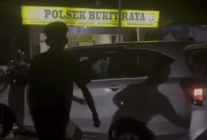 Geger! Debt Collector Keroyok Wanita di Depan Mapolsek Bukitraya, Kapolsek Dicopot