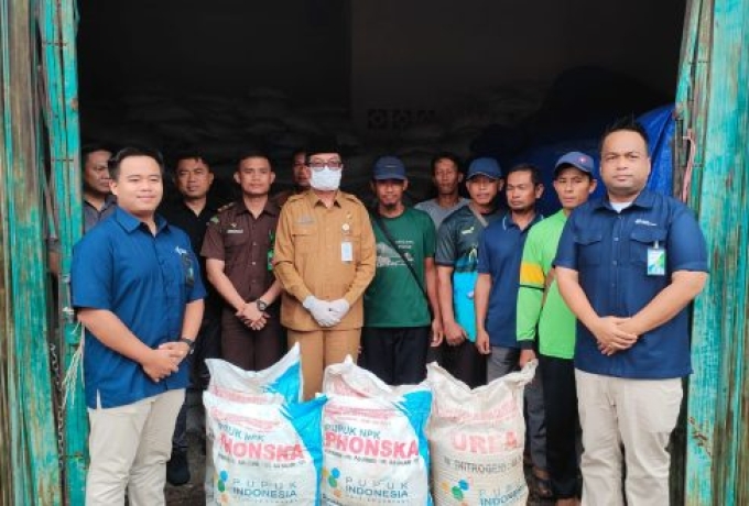 Pemkab Natuna Distribusikan Pupuk Bersubsidi kepada Kelompok Tani