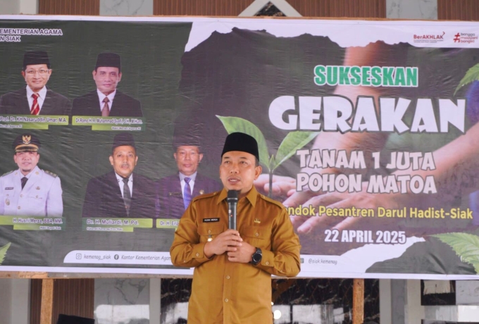 Sambut Hari Bumi, Wabup Husni dan Kemenag Siak Tanam Pohon Matoa