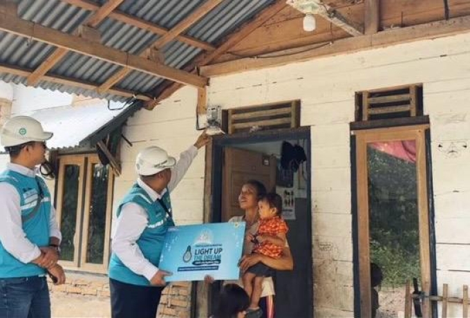 Light Up The Dream, PLN Kembali Berikan Sambung Baru Listrik Gratis untuk Masyarakat di Lubuk Alung