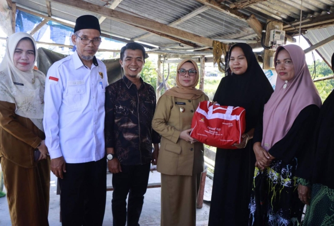 Anggota DPRD Kampar Eko Sutrisno Jenguk Korban Kebakaran