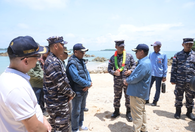 Sinar Perbatasan, Bupati Rohil dan Danlanal Dumai Berkolaborasi Menghidupkan Pulau Jemur