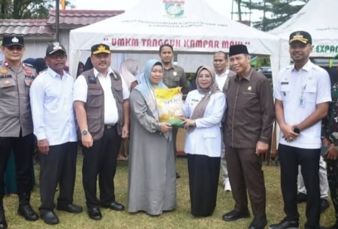 Anggota DPRD Kampar Sukardi Bersama Wakil Bupati Laksanakan Operasi Pasar