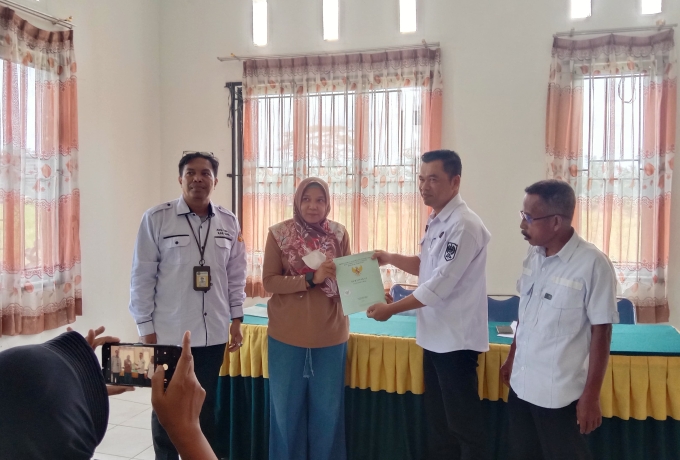 321 Warga Kelurahan Sungai Mempura Terima Sertifikat Tanah Gratis