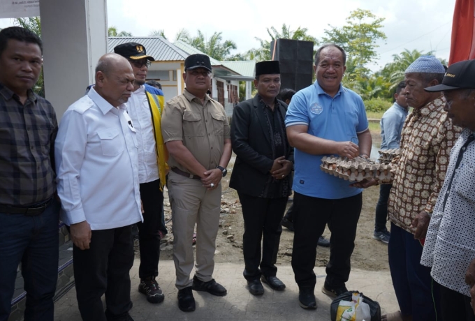 Bupati Asahan dan Wakil Bupati Asahan Serahkan Bantuan dan Tinjau Tanggul Jebol di Desa Sei Dua Hulu