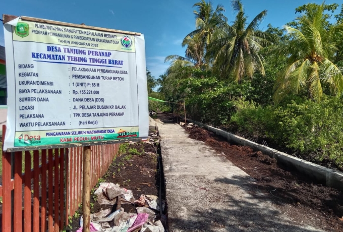 Untuk Mencegah Erosi Pemdes Tanjung Peranap Bangun Turap Beton Bibir Parit Jalan Pelajar