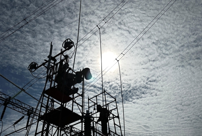 PLN Cetak Sejarah: Penggantian Lightning Arrester Tanpa Padam Pertama di Sumatra