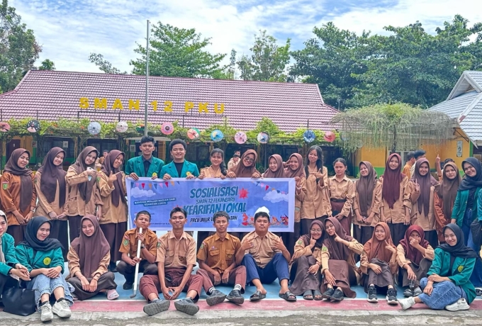 Mahasiswa FH- UMRI Sosialisasi Tentang Kearifan Lokal Tradisi Pacu Jalur di SMAN 12 Pekanbaru