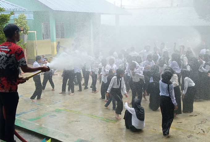 Perpisahan Siswa Siswi SDN 007 Karimun  Seru dan Mengesankan, Damkar Siram Murid dan Guru 