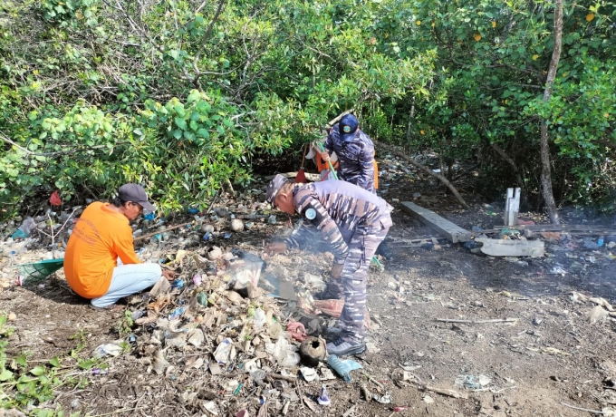 Danposal Selatpanjang Pimpin Bersih-bersih Pantai Dorak