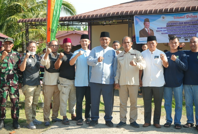 Wabup Siak Syamsurizal Serahkan Satu Ekor Sapi Qurban Untuk Warga Tanjung Pal, Sungai Apit
