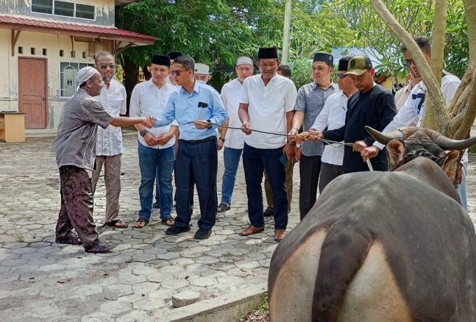 Bupati  Karimun Iskandarsyah Serahkan Sapi Kurban Dinas PUPR 