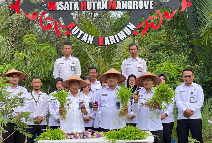 Manfaatkan Lahan Sekitar Rutan, Karutan Bersama Warga Binaan Panen Kangkung dan Terong 