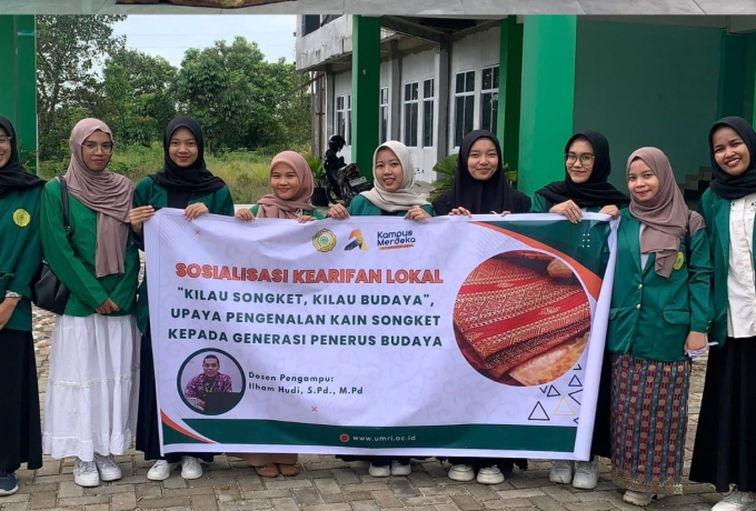 Mahasiswi Akuntansi UMRI Melakukan Sosialisasi Kearifan Lokal Riau di SMP IT Buya Hamka