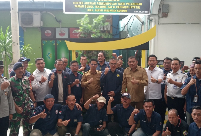 Bupati Karimun Iskandarsyah Bersama Wabup Rocky Resmikan Conter  Antrian Taksi Pelabuhan