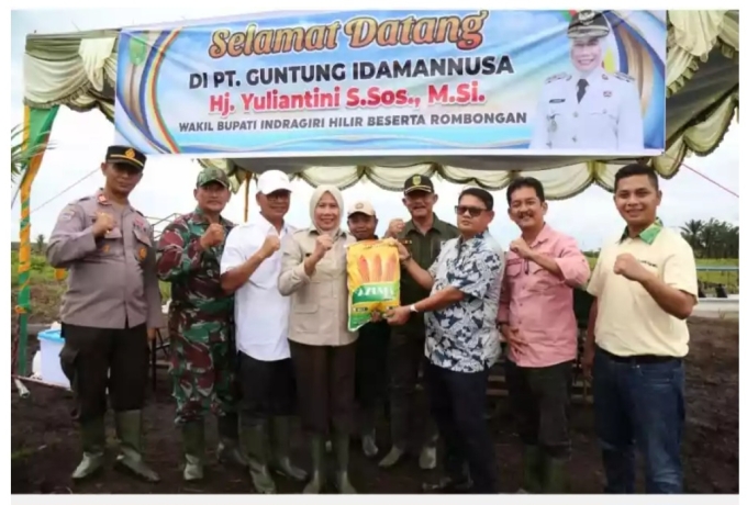 Wabup Inhil, Yuliantini Tanam Jagung di Kecamatan Mandah