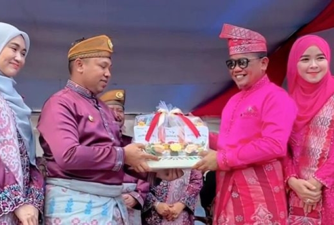 Bupati - Wakil Bupati Pelalawan Meriahkan Pawai Taaruf MTQ Provinsi Riau di Bengkalis