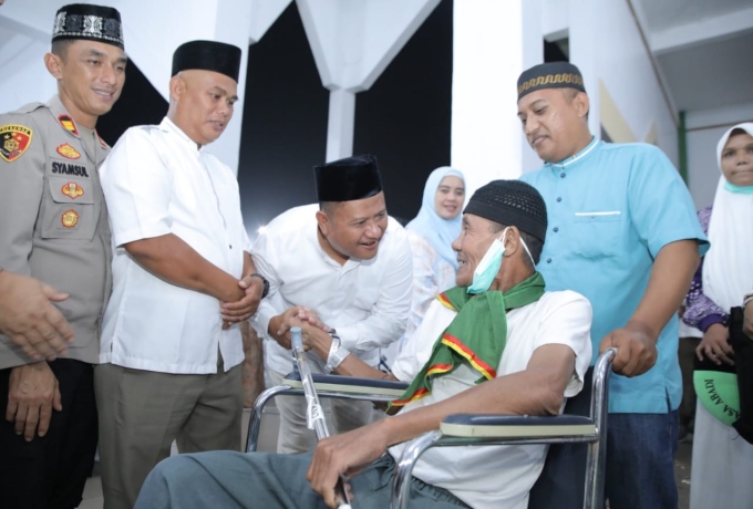 Wakil Bupati Asahan Sambut Kedatangan Jamaah Haji Kloter 15 di Embarkasi Medan