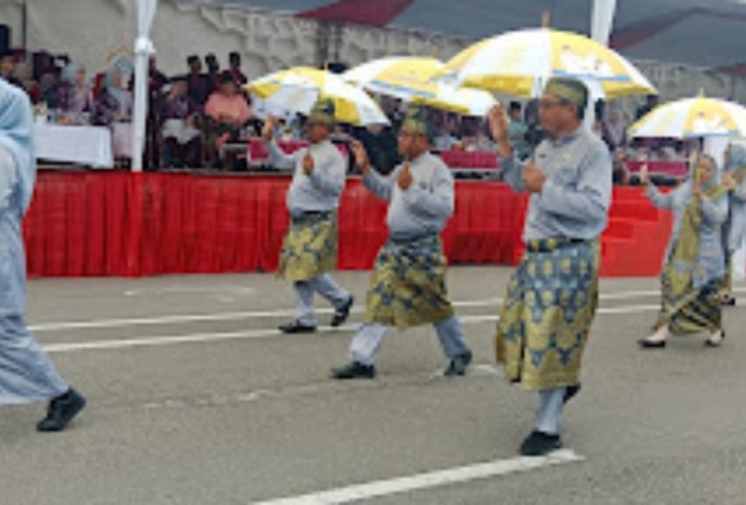 Semangat Pawai Taaruf MTQ ke-43: Bupati Rohil Tuntaskan Jalan Kaki 6 KM Bersama 500 Peserta