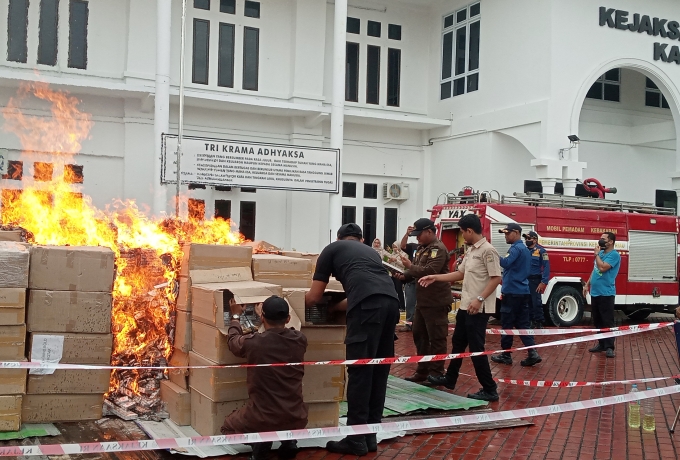 Kejari Karimun Musnahkan Barang Bukti Narkoba, Asusila dan Kepabean