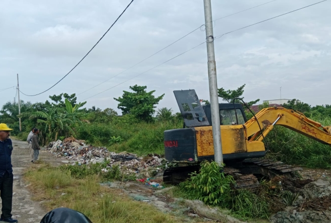 Tim Satgas DLH Rohil Bersihkan Sampah Perkarangan Rumah Warga