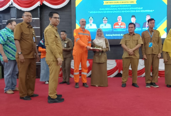 Bupati Karimun Iskandarsyah Buka Seminar  untuk Guru