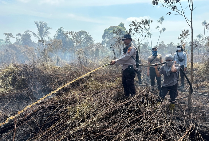 Tim Gabungan Lakukan Pendinginan Karhutla Di Desa Tanjung Peranap