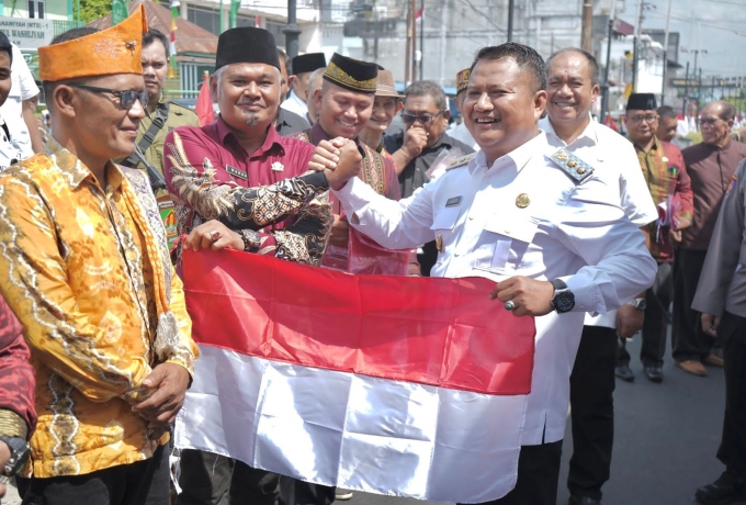 Merah Putih Dibagikan di Jalanan Asahan, Bupati: Jangan Sampai Simbol Negara Kalah dari Bendera Fiksi