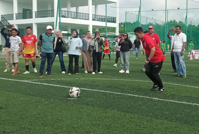 Bupati Karimun Iskandarsyah Buka Turnamen Mini Soccer Sahabat SOB  Cup IV