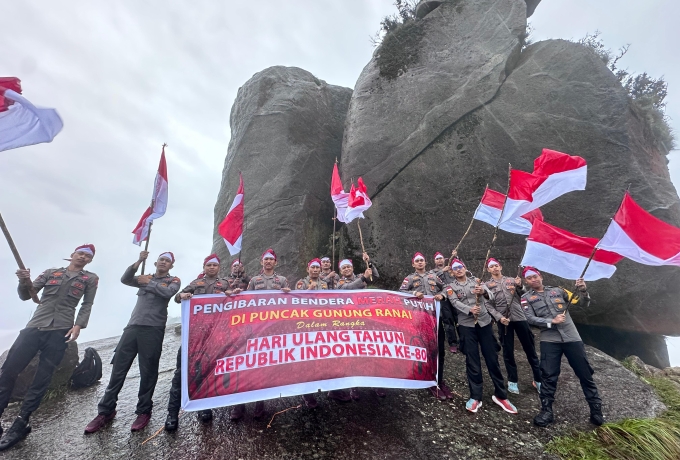Dari Puncak Gunung Ranai, Polres Natuna Kibarkan Merah Putih