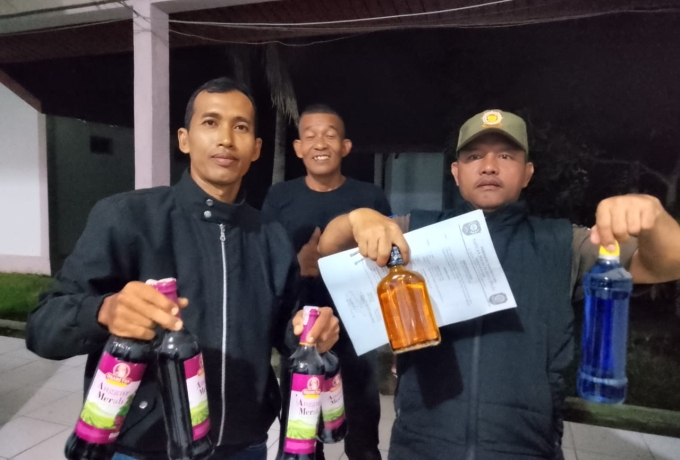 Ratusan botol Miras berbagai merek berhasil diamankan Satpol PP Siak pada acara orgen tunggal